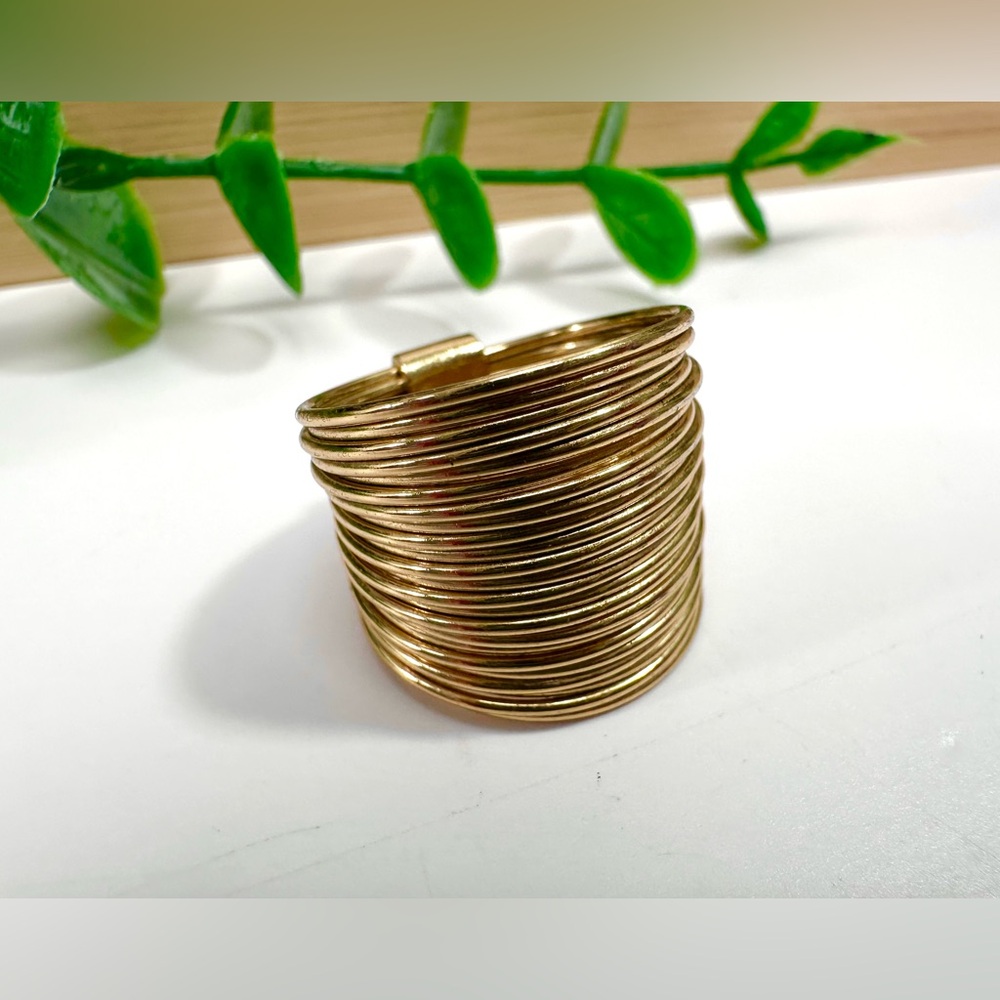 💛Banana Republic Wide Band Gold Tone Coil Ring - Picture 5 of 8